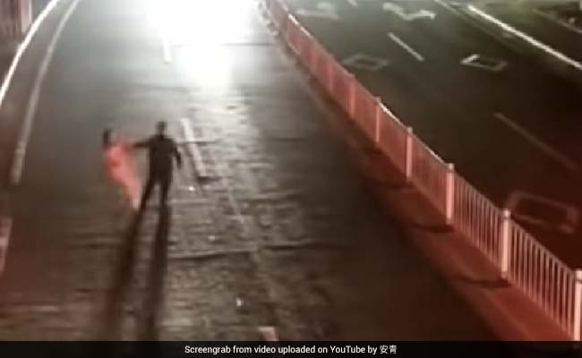 पत्नी के प्यार की परीक्षा लेने पहुंचा शख्स, बीच रोड पर यूं मचाया जमकर तमाशा, Viral हुआ Video