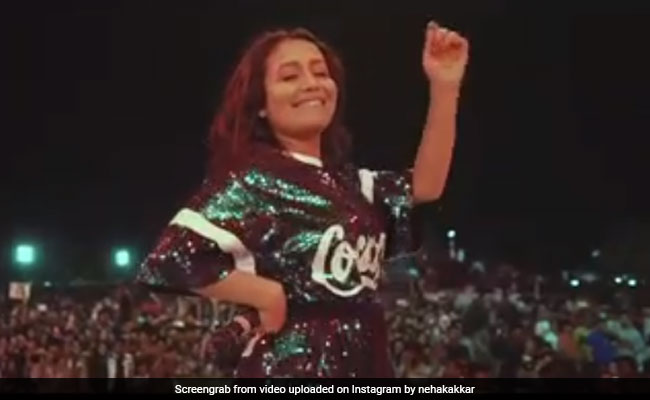 Neha Kakkar की धमाकेदार परफॉर्मेंस पर लोगों ने लगाए नेहा-नेहा के नारे, Video ने मचा दी धूम