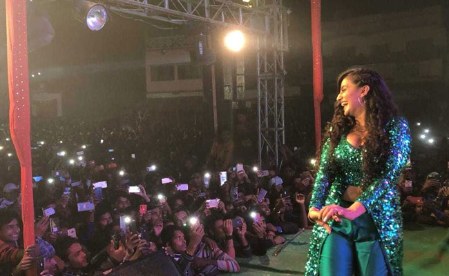 Bhojpuri Cinema: अक्षरा सिंह ने स्टेज परफॉर्मेंस से मचाया धमाल, फैन्स की बेकाबू भीड़ ने किया हैरान- देखें Video