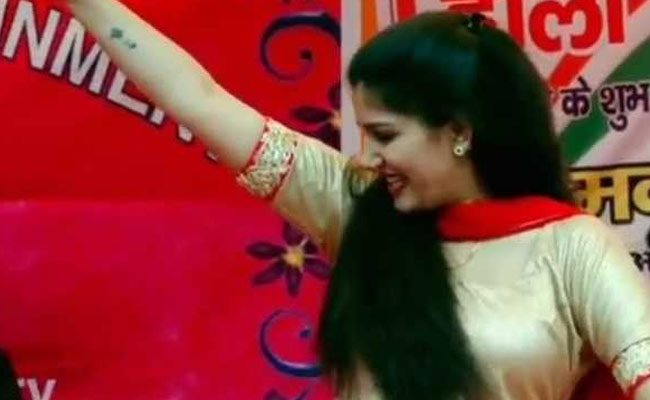 Sapna Choudhary ने Holi पर डांस से बरपाया कहर, 'तेरा स्विमिंग पूल बनवा दूंगा' ने उड़ाया गरदा- देखें Video