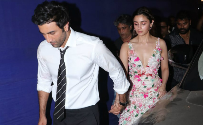 Alia Bhatt And Ranbir Kapoor Holding Hands At Award Night Is <I>Ishq Wala Love</i>
