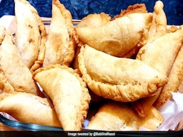 गुजिया बनाने की झटपट रेसिपी, इस Holi अपने हाथों से ऐसे बनाएं स्वादिष्ट Gujia गुजिया बनाने की झटपट रेसिपी, इस Holi अपने हाथों से ऐसे बनाएं स्वादिष्ट Gujia