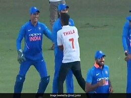 MS धोनी ने अपने फैन को दौड़ लगाने के लिए किया मजबूर, हंस पड़े विराट कोहली, देखें मजेदार VIDEO MS धोनी ने अपने फैन को दौड़ लगाने के लिए किया मजबूर, हंस पड़े विराट कोहली, देखें मजेदार VIDEO