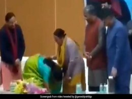 ...जब रक्षामंत्री निर्मला सीतारमण ने छुए शहीद जवान की मां के पैर, वायरल हुआ Video ...जब रक्षामंत्री निर्मला सीतारमण ने छुए शहीद जवान की मां के पैर, वायरल हुआ Video