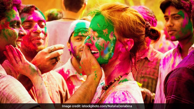 Holi 2022: Apply oil before the Holi event, to easily get rid of the colours from the hair