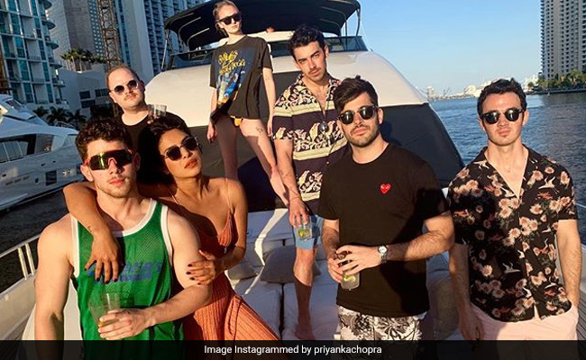 Priyanka Chopra Makes A Boatload Of Jonases Groove To Kareena Kapoor's <I>Tareefan</i>