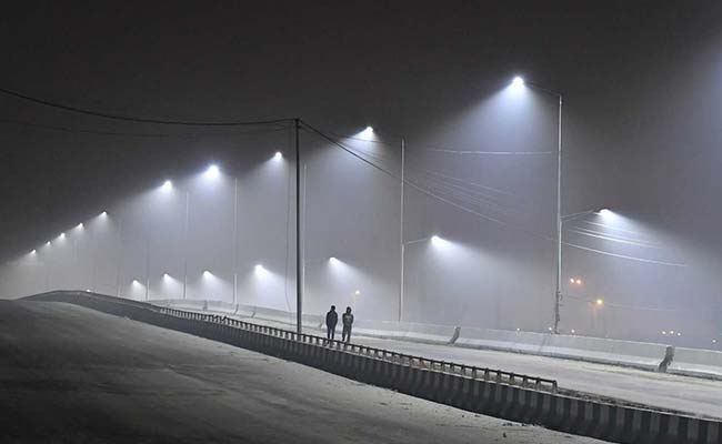 'दमघोटू' हुई दिल्ली की हवा: SC की पटाखे छोड़ने की तय सीमा का हुआ उल्लंघन, वायु गुणवत्ता हुई ‘बहुत खराब’