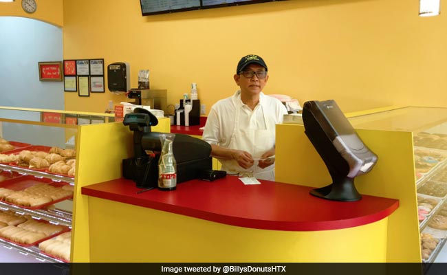 बेटे ने डाली पिता की उदास तस्वीर - खुद Twitter ने लिखा, 'हम कल सुबह मिलने आ रहे हैं...'