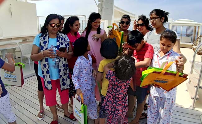 'तारक मेहता का उल्टा चश्मा' के कलाकारों को फैंस ने सिंगापुर में घेरा, साथ में ली सेल्फी