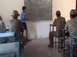 छत्तीसगढ़: नक्सल प्रभावित इलाकों में ITBP के जवानों को हल्बी भाषा सिखा रहे हैं छात्र छत्तीसगढ़: नक्सल प्रभावित इलाकों में ITBP के जवानों को हल्बी भाषा सिखा रहे हैं छात्र