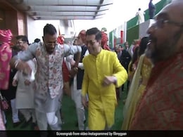 विवादों के बाद साथ डांस करते दिखे करण जौहर-हार्दिक पांड्या, आकाश अंबानी की शादी का Video वायरल विवादों के बाद साथ डांस करते दिखे करण जौहर-हार्दिक पांड्या, आकाश अंबानी की शादी का Video वायरल