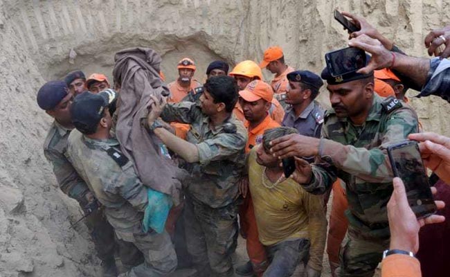 हरियाणा में 60 फुट गहरे बोरवेल में फंसे डढ़े साल के बच्चे को बाहर निकाला