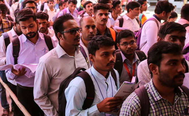 बेरोजगारी का ये आलम: कलेक्टर और इंजीनियर बनने की चाह रखने वाले पहुंचे चपरासी का एग्जाम देने