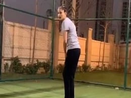 Sapna Choudhary की मम्मी ने कराई बॉलिंग तो सोनी दीदी ने मारा चौका, Video हुआ वायरल Sapna Choudhary की मम्मी ने कराई बॉलिंग तो सोनी दीदी ने मारा चौका, Video हुआ वायरल