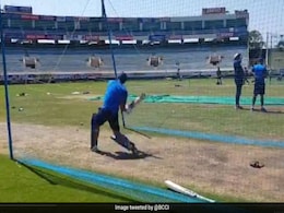 Ind Vs Aus: एमएस धोनी ने लगाई छक्कों की बौछार, खिलाड़ी बोले- क्या मारा है माही भाई, देखें VIDEO Ind Vs Aus: एमएस धोनी ने लगाई छक्कों की बौछार, खिलाड़ी बोले- क्या मारा है माही भाई, देखें VIDEO