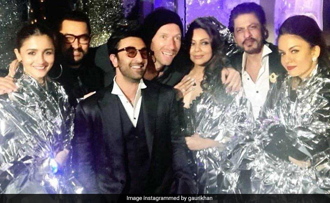 Seen This Epic Pic Of Chris Martin With Shah Rukh Khan, Gauri, Aamir Khan, Alia Bhatt And Ranbir Kapoor?