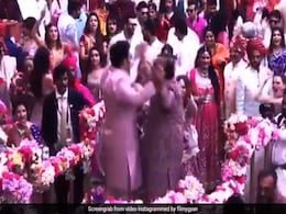 आकाश अंबानी और श्लोका मेहता की शादी का सबसे धमाकेदार Video, नजरें नहीं हटा पा रहे हैं लोग... आकाश अंबानी और श्लोका मेहता की शादी का सबसे धमाकेदार Video, नजरें नहीं हटा पा रहे हैं लोग...