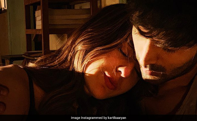 सारा अली खान कार्तिक आर्यन के कंधे पर सिर रखकर सोती आईं नजर, Photo हुई वायरल