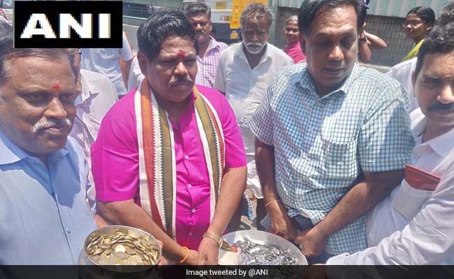 Tamil Nadu Candidate Pays Rs 25,000 Poll Nomination Deposit In Coins