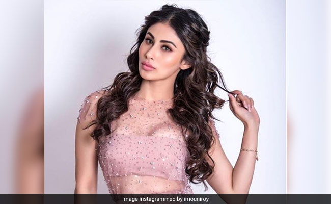 'बोले चूड़ियां' से बाहर हुईं मौनी रॉय, डायरेक्टर ने बताया कारण तो एक्ट्रेस का कुछ यूं आया रिएक्शन