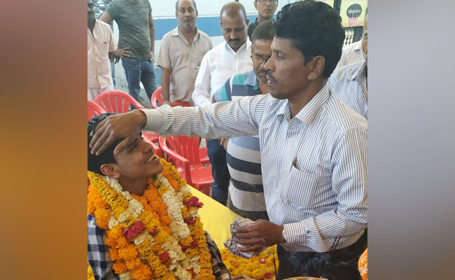 UPSC पास करने वाले पेट्रोल पंप कर्मचारी के बेटे ने कहा, 'गरीबी का एहसास मुझको है इसलिए मैं..'