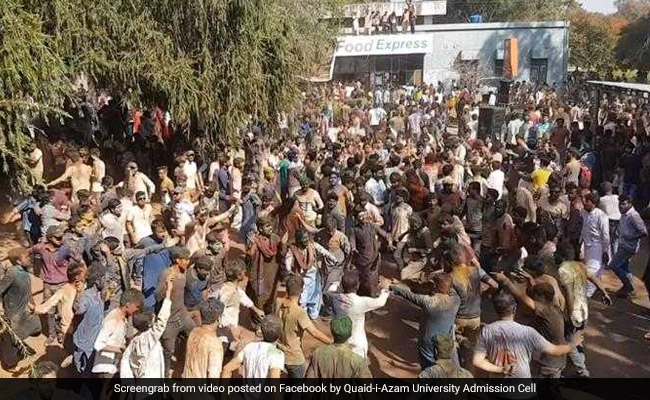 पाकिस्तान में कॉलेज स्टूडेंट्स ने जमकर खेली होली, इस पंजाबी गाने पर किया Garba, देखें VIDEO