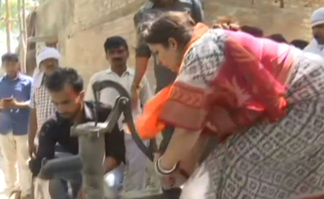 Election 2019- Watch: How Union Minister Smriti Irani Helped Put Out A Fire In Amethi