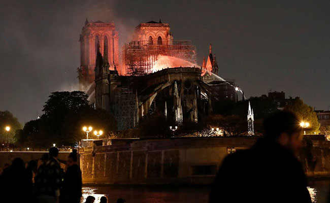 पेरिस के 900 साल पुराने नोट्रे-डेम चर्च में लगी आग, ईसा मसीह से लेकर नेपोलियन तक का है इससे संबंध