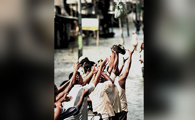 ये सिर्फ तस्वीरें नहीं आपदा के दौरान मानव संघर्ष की कहानियां हैं