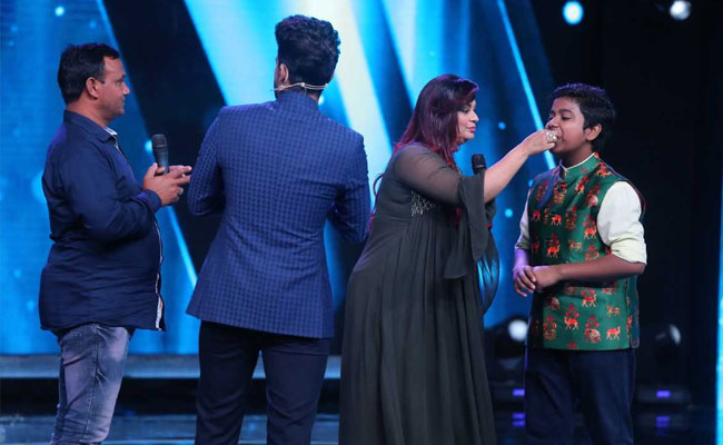 अपने मुंहबोले भाई और 'सा रे गा मा पा लिटिल चैंप्स' के प्रतिभागी रितिक गुप्ता को रिचा शर्मा ने दिया सरप्राइज