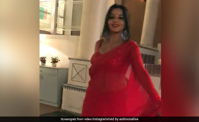 भोजपुरी एक्ट्रेस मोनालिसा ने लाल साड़ी में डांस से मचाई धूम, Video हुआ वायरल