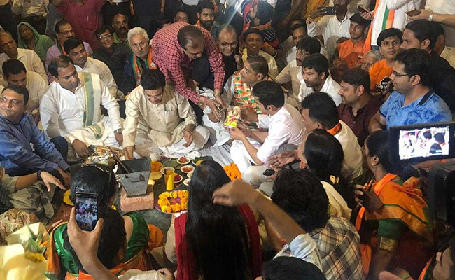Elections 2019: With <i>Puja</i> And A Promise, BJP's Gautam Gambhir Goes To File Poll Papers
