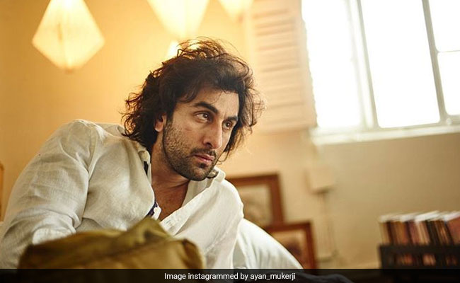 Viral: Ranbir Kapoor's Random '<I>Chappal Kahaan Se Liya</i>?' Conversation With Pap