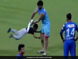 IPL 2019: ऋषभ पंत ने धवन के बेटे के साथ किया ऐसा 'Stunt', देखकर घबरा गए खिलाड़ी, देखें VIDEO IPL 2019: ऋषभ पंत ने धवन के बेटे के साथ किया ऐसा 'Stunt', देखकर घबरा गए खिलाड़ी, देखें VIDEO