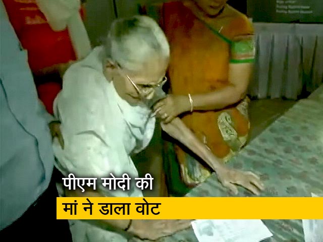 पीएम मोदी की मां ने डाला वोट