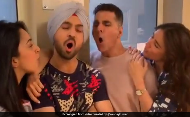 अक्षय कुमार ने करीना कपूर और दिलजीत दोसांझ के साथ यूं की मस्ती, Video हो गया वायरल