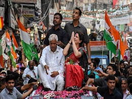 वाराणसी से चुनाव लड़ सकती हैं प्रियंका गांधी, पीएम मोदी से होगा मुकाबला: NDTV सूत्र वाराणसी से चुनाव लड़ सकती हैं प्रियंका गांधी, पीएम मोदी से होगा मुकाबला: NDTV सूत्र