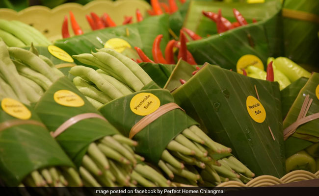 Supermarket Praised For Replacing Plastic Packaging With Banana Leaves