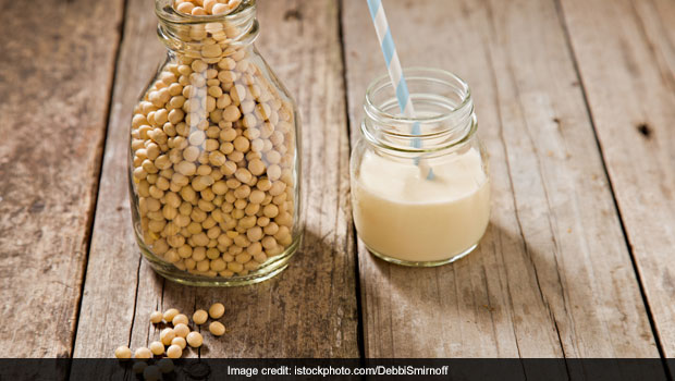 Can't Choose Between Almond Milk and Soy Milk? Here are 5 Differences That Will Help You Decide