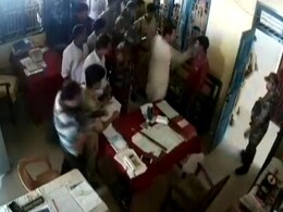 त्रिपुरा कांग्रेस के अध्यक्ष ने थाने में पुलिसकर्मियों के सामने ही शख़्स को मारा थप्पड़, देखें- VIDEO त्रिपुरा कांग्रेस के अध्यक्ष ने थाने में पुलिसकर्मियों के सामने ही शख़्स को मारा थप्पड़, देखें- VIDEO