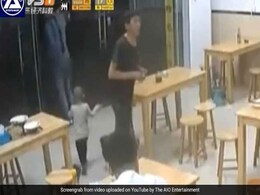 10 रुपये के लिए रेस्टोरेंट में बेटी को छोड़कर चला गया पिता... वायरल हुआ Shocking Video 10 रुपये के लिए रेस्टोरेंट में बेटी को छोड़कर चला गया पिता... वायरल हुआ Shocking Video
