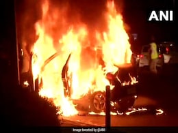 दिल्ली : मंडी हाउस के पास चलती कार में लगी आग, पांच लोग बाल-बाल बचे दिल्ली : मंडी हाउस के पास चलती कार में लगी आग, पांच लोग बाल-बाल बचे