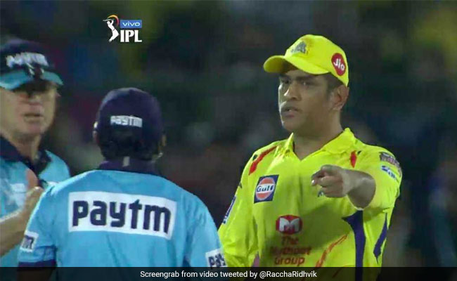 IPL 2019: एमएस धोनी ने दिखाई उंगली तो हैरान रह गए अंपायर, लोग बोले-  'क्रिकेट के मोदी हैं माही...' देखें VIDEO