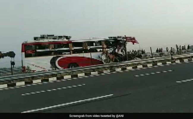 दिल्ली से वाराणसी जा रही थी बस, ओवरटेक के चक्कर में ट्रक से टकराई, 7 की मौत, बस काटकर निकाले गए शव