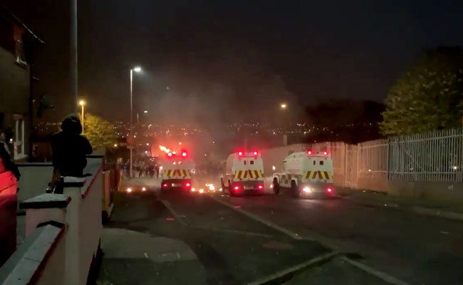 ट्रैफिक पुलिस ने रोका तो गोलियों से उड़ाया, सड़क पर मौजूद लोगों के साथ किया ऐसा