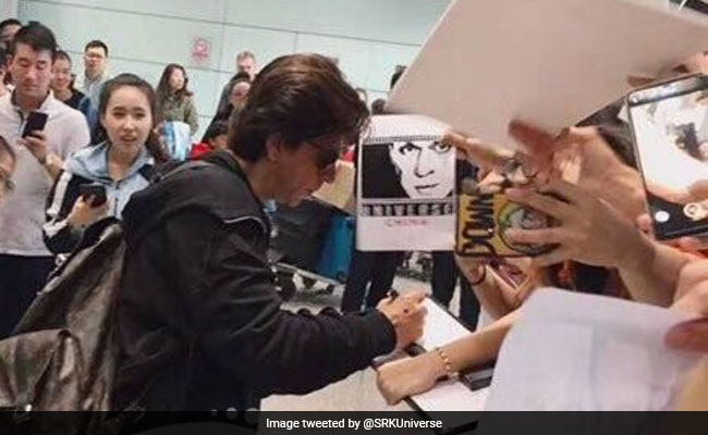 Viral: The Shah Rukh Khan Effect - Fans In Beijing Greet Him With <I>DDLJ</i> Mandolin And Shrieks