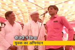 दिग्विजय के मंच से मोदी की तारीफ करने वाला युवक सम्मानित दिग्विजय के मंच से मोदी की तारीफ करने वाला युवक सम्मानित