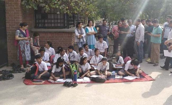 मोदी जी अपने बचपन का किस्सा छोड़िए, इनके बचपन की सोचिए