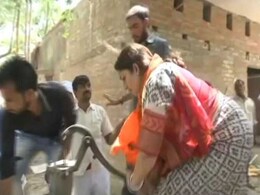 अमेठी में स्मृति ईरानी ने खेत में लगी आग बुझाने के लिए खुद ही संभाला मोर्चा, देखें VIDEO अमेठी में स्मृति ईरानी ने खेत में लगी आग बुझाने के लिए खुद ही संभाला मोर्चा, देखें VIDEO