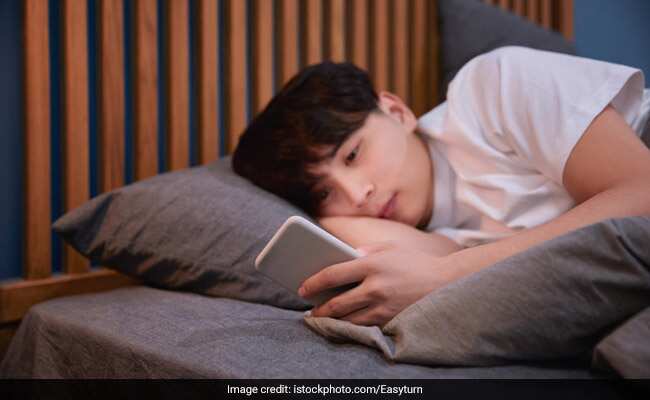 मोबाइल को रात में बिस्तर के पास रखने से सेक्स लाइफ हो रही है खराब, यौन क्षमता पर भी पड़ रहा असर